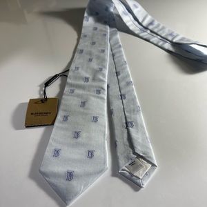 🔥🆕💯ICONIC SEERSUCKER BURBERRY MONOGRAM LIMITED PASTEL BLUE TB MOTIF TIE🔥